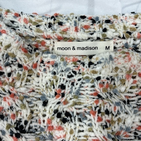 Moon and Madison pull over Sweater size Medium - Picture 2 of 10